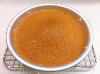 step14: 最後，放上面層的蛋糕片，將忌廉夾餡（140 g）塗滿整個蛋糕表面，用抹刀抹平，放進雪櫃冷藏至少2小時