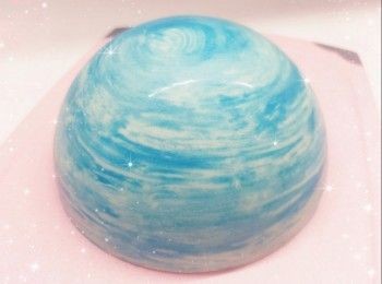 step9: 粉漿倒入蛋糕模具中（8成滿；蛋糕模需塗上油／預先將摺好的牛油紙放入模具），在桌面上敲幾下震出表面較大的氣泡，再用筷子／竹籤在粉漿中劃圈圈，使內部的大氣泡釋出 2. 預熱10分鐘（160°），放下層，先焗25-35分鐘，然後再焗2分鐘（230°；必需調高溫度至上色均勻，否則放涼後，蛋糕表面會濕黏；如蛋糕上色已足夠，可省略此步驟；用手指輕輕按壓蛋糕中央，具有彈性，即可）