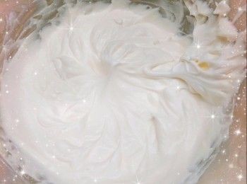 step10: 完成後，先將蛋糕模在已墊枱布的桌面上（距離桌面大概10 cm）輕摔兩下（使熱氣散走，防回縮），然後馬上倒扣放在物件上（如不倒扣會回縮，中間一定會凹下去，無法撐起，倒扣是利用地心吸力的幫助，維持整個蛋糕該有的高度和形狀） 2. 放涼至蛋糕完全冷卻後，即可脫模（完全冷卻的蛋糕才可以定型；成功的狀態是放涼後沒回縮，沒凹底）