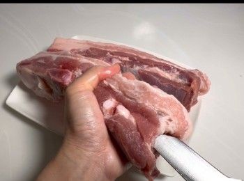 step3: 將五花腩清洗乾淨和去皮，用剪刀或長刀在中央位置開洞（將五花腩雪至半硬狀態，會比較容易開洞）