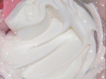 step11: 粉漿倒入蛋糕模具中（8成滿；蛋糕模需塗上油／預先將摺好的牛油紙放入模具），在桌面上敲幾下震出表面較大的氣泡，再用筷子／竹籤在粉漿中劃圈圈，使內部的大氣泡釋出 2. 預熱10分鐘（160°），放下層，先焗25-35分鐘，然後再焗2分鐘（230°；必需調高溫度至上色均勻，否則放涼後，蛋糕表面會濕黏；如蛋糕上色已足夠，可省略此步驟；用手指輕輕按壓蛋糕中央，具有彈性，即可）