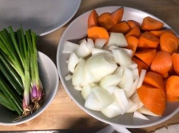 step3: 把甘筍、白蘿蔔、洋葱和水梨切塊；薑切片或拍碎、小茴香籽切碎。