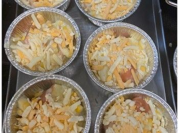 step5: 把4.盛在錫紙杯中，撒上芝士碎。