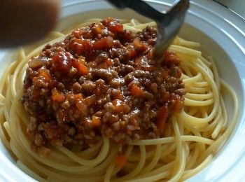 step7: 將肉醬淋到煮好的義大利麵上，在撒上帕馬森起司粉就完成了