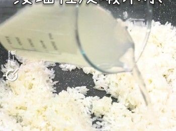 step9: 下1-2湯匙浸瑤柱及蝦米水，炒勻至水份被完全吸收
Add 1-2 tbsp water for soaking dry shrimp and scallop , stir fry until absorbed.