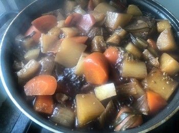 step6: 以大火煮沸後轉以中小火繼續煮10分鐘。熄火焗45分鐘，期間要把牛展翻轉一次以便均勻上色。