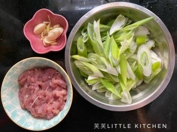 step1: 京蔥洗淨後斜切備用；豬肉洗淨後切絲，以醃料醃30分鐘。