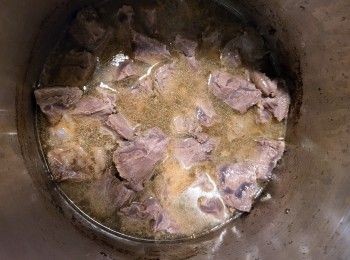 step6: 切件後的牛腱放回煲中加熱，試味，可加鹽。