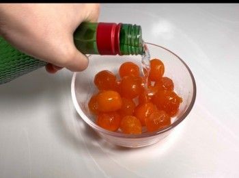 step2: 加入適量的玫瑰露於鹹蛋黃，以去除腥味，醃製大約10分鐘即可。