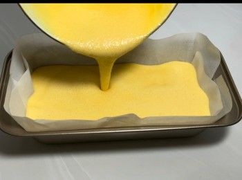 step9: <span class="group_2">麵糊</span>會沉底，所以記得將完成發酵的<span class="group_2">麵糊</span>輕輕攪拌，同時將表面的氣泡帶到<span class="group_2">麵糊</span>內。然後，倒入已鋪牛油紙的容器（建議使用牛油紙，不要塗油，因用牛紙紙一點也不沾，最容易取出的），預備入爐。