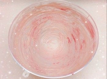 step6: 最後，倒入第2層朱古力溶液，放進雪櫃冷藏約25-35分鐘至凝固，脫模（只需將扑扑蛋糕模反轉，輕敲蛋糕模外圍，即可輕易脫模） 2. 在底座塗上少許朱古力溶液，然後放上<span class="group_2">朱古力外殼</span>，放進雪櫃冷藏至底部固定，備用