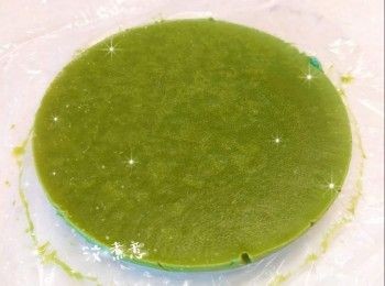 step2: <span class="group_1">開心果流心餡</span>： 1. 鮮奶（15 ml）用微波爐加熱10秒至微暖，加入開心果醬，拌勻至光滑狀態，備用2. 奶粉加入鮮奶（20 ml；先用微波爐加熱至微暖）拌勻成糊狀，備用 3. 淡忌廉（用微波爐加熱）加入煉奶，拌勻至煉奶 4. 完全溶解，再加入奶粉糊，攪拌至完全均勻 5. 最後，加入已混合鮮奶的開心果醬，攪拌至混合均勻（呈現順滑光澤的狀態）6. 然後倒入模具中（先舖上保鮮紙；必需使用5吋模具），放進冰格冷凍，備用