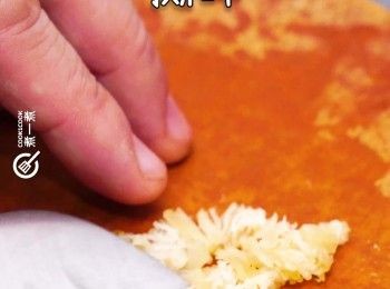 step4: 蝦米及瑤柱用水浸軟，瑤柱撕碎，浸蝦米及瑤柱水留用
Soak dried shrimp and scallop until tender. Shred scallop. Keep water for later use.