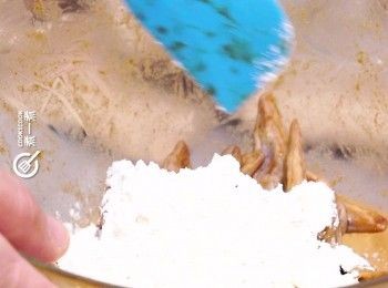 step4: 取出檸檬葉碎，瀝乾<a href="https://bit.ly/3zHU5V3" target="_blank" data-keyword="雞翼" class="guide-link"><strong>雞翼</strong></a> <span style="display:inline-block;vertical-align:middle;margin-top:-3px;color:initial;border-radius:3px;padding:2px 3px;font-size:12px;line-height:14px;background:#87d300;color:#fff;">即買</span> 尖，加麵粉拌勻
Remove kaffir lime leaves. Drain dry chicken wing tips then mix with flour.