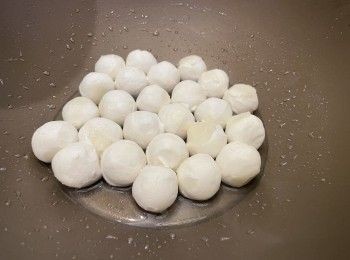 step1: 易潔鑊用少許油抹一抹鑊，加入湯丸開火，煎一陣後加入約一湯匙油，細火煎一陣，再加入約三分一碗水份，蓋上蓋