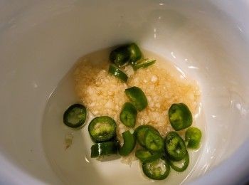 step7: 另燒熱油，將線椒粒和蒜蓉爆香。