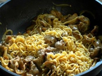 step5: 加入約100cc水以及辛拉麵，拌炒均勻並收汁即可。