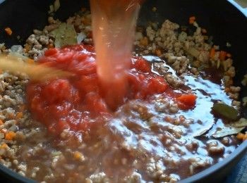 step5: 加入紅酒、番茄罐頭以及少許的水拌勻，蓋上鍋蓋小火煮1小時