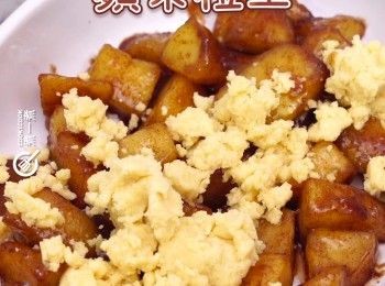 step5: 在器皿中倒入蘋果粒，再將麵糰鋪面
Add apple into a baking pot. Then add flour granule on top.