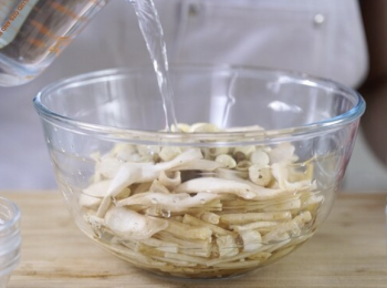 step1: 玉竹、沙參、百合、淮山、蓮子浸水。
Soak fragrant solomonseal rhizome, coastal glehnia root, greenish lily bulb, common yam rhizome, lotus seed.