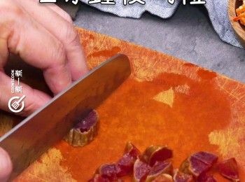 step3: 臘腸放熱水內灼1分鐘後切粒
Blanch Chinese preserved sausage for 1 minutes then dice.