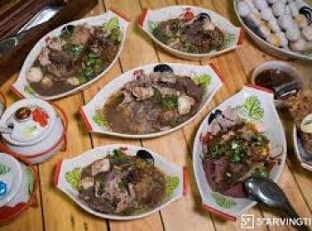 step1: 豬骨頭汆燙後洗淨，加入其餘<span class="group_2">湯底</span>材料下鍋，改小火熬煑２個小時，濾除雜質，完成<span class="group_2">湯底</span>。