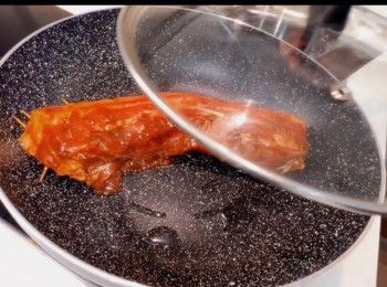 step8: 用一個不沾平底鑊，加入適量的油，以中至細火預熱平底鑊，然後放入叉燒。