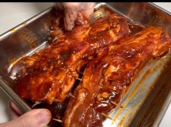 step6: 加入<span class="group_2">醃料</span>，將五花腩放入雪櫃醃過夜。