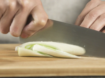 step2: 京葱切片。紅尖椒切件。
Slice leek. Cut hot pepper into pieces.