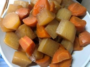 step7: 把甘筍和白蘿蔔塊取出，並重新煮沸後，然後熄火多焗45分鐘至牛腱入味即可。