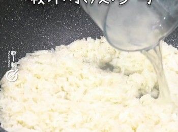 step10: 重覆下浸瑤柱及蝦米水及炒勻，直至糯米熟透及變黏，需時約20分鐘
Repeat adding water and stir fry until glutinous rice cooked and sticky. It takes about 20 minutes.