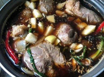 step5: 放入蔬菜、牛展、水梨，並倒入醬油、黑糖、紹興酒和其他材料，注入可以蓋過牛腱的水份。