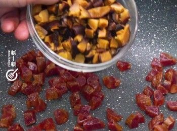 step6: 白鑊下臘腸粒爆至出油，下冬菇炒香
Stir fry Chinese preserved sausage until oil is secreted. Then add mushroom and stir fry until fragrant.