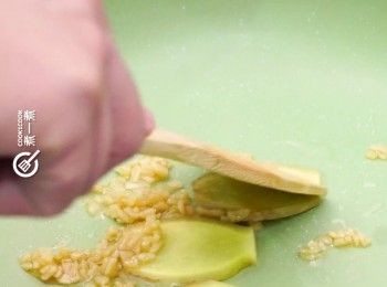 step2: 爆香薑片及蒜蓉
Stir fry ginger slices and minced garlic until fragrant.