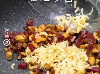 step7: 再下蝦米及瑤柱炒香，盛起備用
Add stir fry with dried shrimp and scallop until fragrant. Set aside.