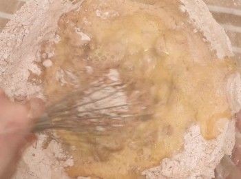 step3: 分次倒入混合好的粉狀中
 Add the egg mixture into the flour.