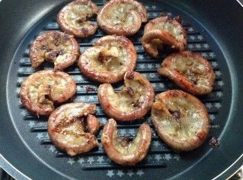 step2: 將熟豬粉腸加入刺芫荽、蒜仁、胡椒粉，混合抓勻，以烤箱或乾鍋煎烤到焦黃上色。