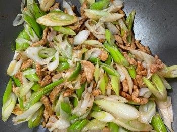 step4: 將肉絲倒入炒勻，加入醬汁邊炒至汁料收杰即可。