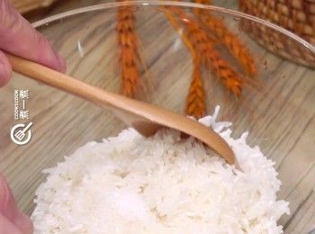 step2: 加鹽及油拌勻，用保鮮紙或密實袋包好，放冰箱冷藏1小時或以上
Mix with salt and oil. Wrap wtih plastic wrap or bag. Freeze for 1 hour.