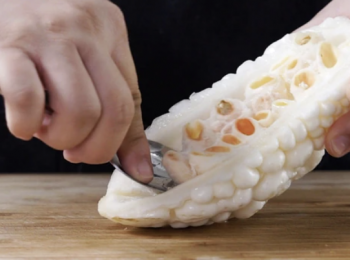 step1: 松本茸一開三，再對切。白苦瓜去籽，切片。蒜頭、葱白、豆豉切碎。乾紅椒切絲。葱綠切葱花。
Slice Honshimeji mushroom in three pieces, then cut in half. Take out white bitter melon seed. Slice bitter melon. Shred garlic and fermented soy bean. Shred white and green part of green onion separately. Cut