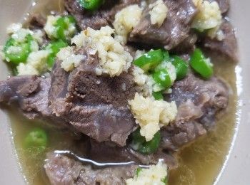 step8: 將熱湯和牛腱放入碗內，淋上已爆香的線椒粒和蒜蓉，再立即撒入芫荽／蔥和唐芹碎。