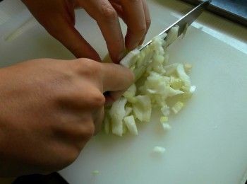 step1: 洋蔥切小丁，胡蘿蔔切小丁