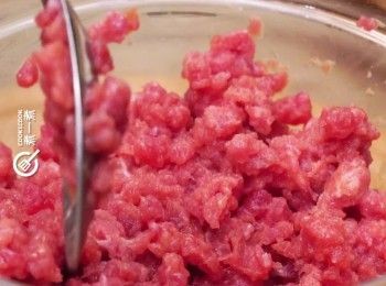 step1: 免治牛肉與<span class="group_2">醃料</span>拌勻，醃15分鐘
Marinate menced beef with marinade for 15 minutes.