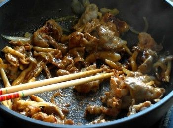 step4: 加入辛拉麵料理包以及咖哩塊拌炒均勻。