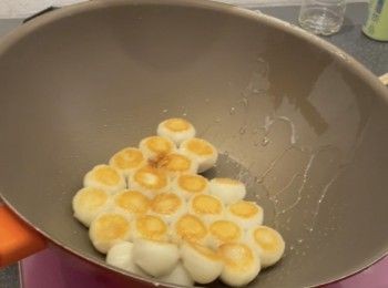 step4: 翻一翻湯丸，再加少少油，煎到脆身，即完成煎湯丸