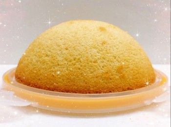 step15: 從雪櫃取出，已完成的<span class="group_1">朱古力外殼</span>，再反轉放置（半圓球形向上） 2. 最後，按個人喜好放上適量的裝飾，即可