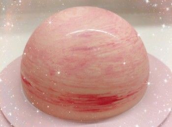 step9: 將蛋用溫熱水（大概50°）浸泡10分鐘（水溫不可超過50°，以免雞蛋燙熟），再加入糖，用電動打蛋器以「5-6 檔」打至呈忌廉狀（呈現有紋路的狀態，如糊狀般質地細緻有光澤；拿起打蛋器不易滴落，畫出的花紋亦不會很快消失；打發時間約3分鐘） 2. 用篩逐少加入低筋麵粉（分3次），用切拌的方式拌勻至無粉粒（手法動作要輕，攪拌至無粉粒即可）