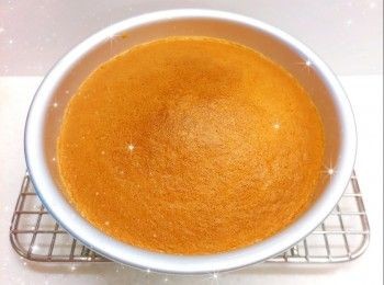 step15: ＊放上另一片蛋糕片，唧入一層忌廉夾餡（125 g）再放上雜果（50 g），然後唧一層忌廉夾餡