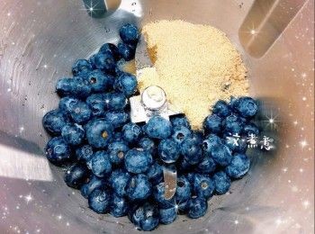 step3: 先將藍莓、糖和檸檬汁放入已裝好攪拌刀的多功能料理機