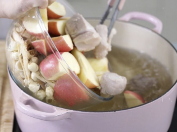 step4: 將所有材料加入至滾水，蓋上蓋，轉小火煲2小時。
Put all ingredients into boiling water, cover the lid and cook 2 hours with low heat.